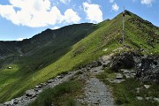 68 La grande croce del Passo di Tartano (2108 m) con vista verso versante est di Cima di Lemma